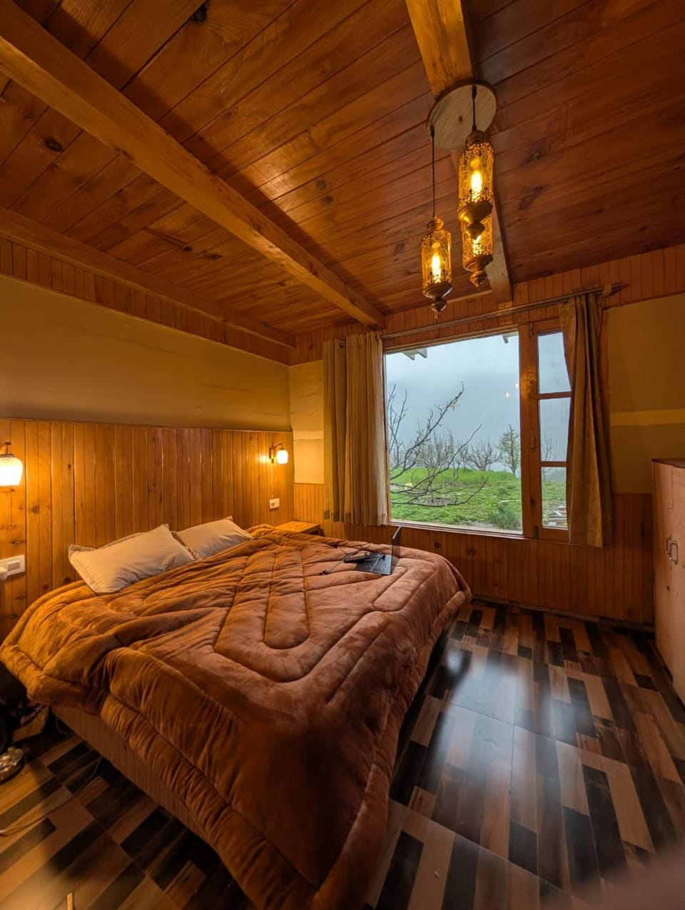 Bed, Natural landscape, Photo of the whole room, Bedroom
