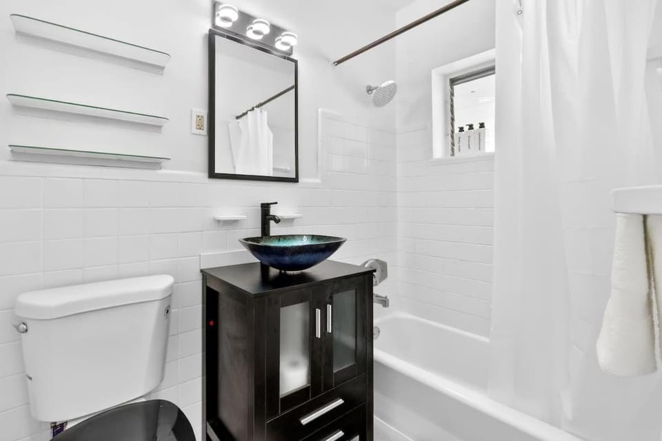 Sunny Miami Beach Studio with 2 Queens plus Workspace Apartment in South Beach Miami