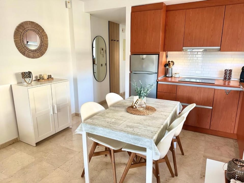Kitchen or kitchenette, Dining area, oven, stove