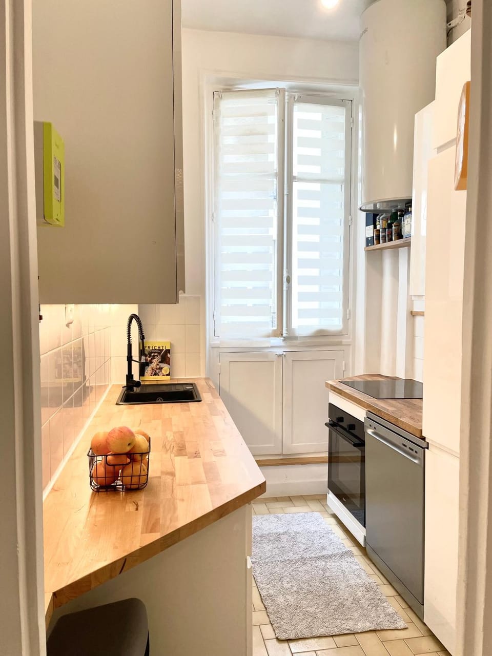 Kitchen or kitchenette, oven
