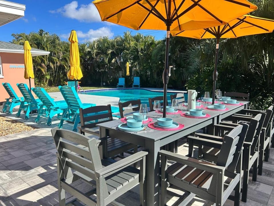 Dining area, Pool view
