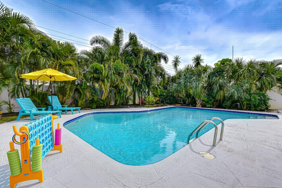 Pool view, Swimming pool, sunbed