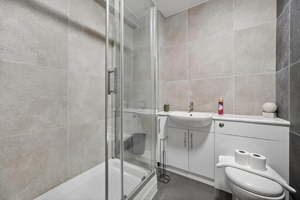 Long Stays Roath Park 2BR Apartment with Parking Central Location Apartment in Cardiff
