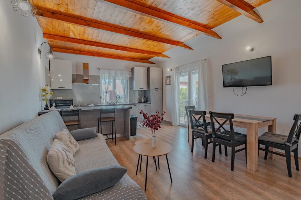 TV and multimedia, Seating area, Dining area
