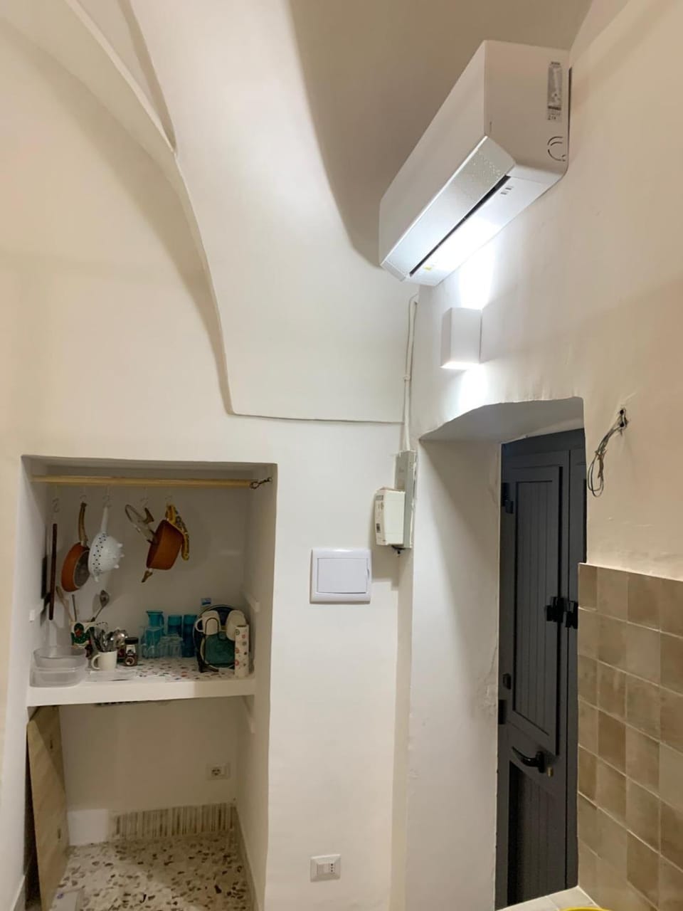 Facade/entrance, Kitchen or kitchenette, air conditioner