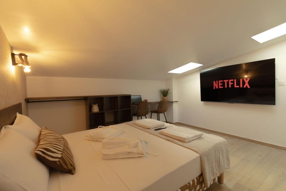 Photo of the whole room, Bedroom