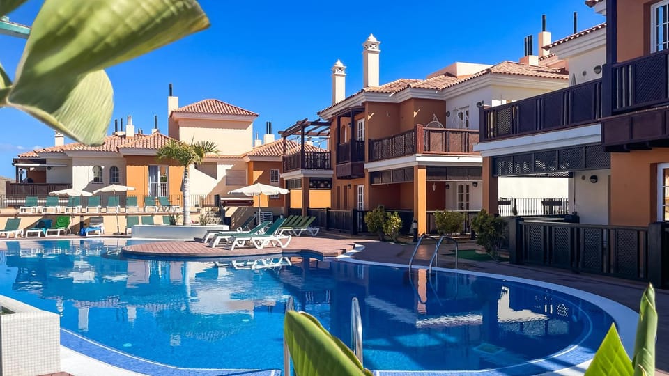 Pool view, Swimming pool, sunbed