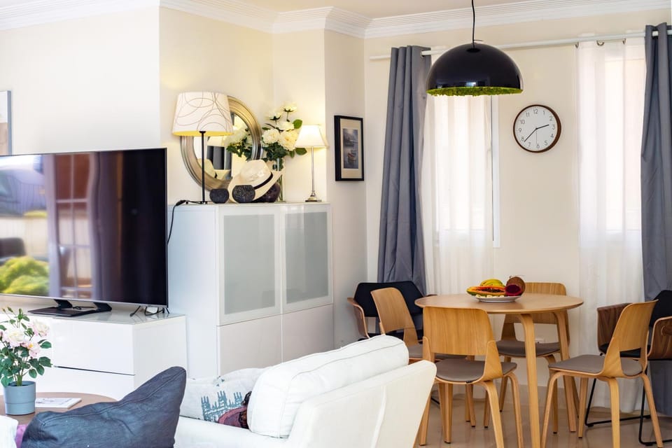 TV and multimedia, Living room, Seating area, Dining area