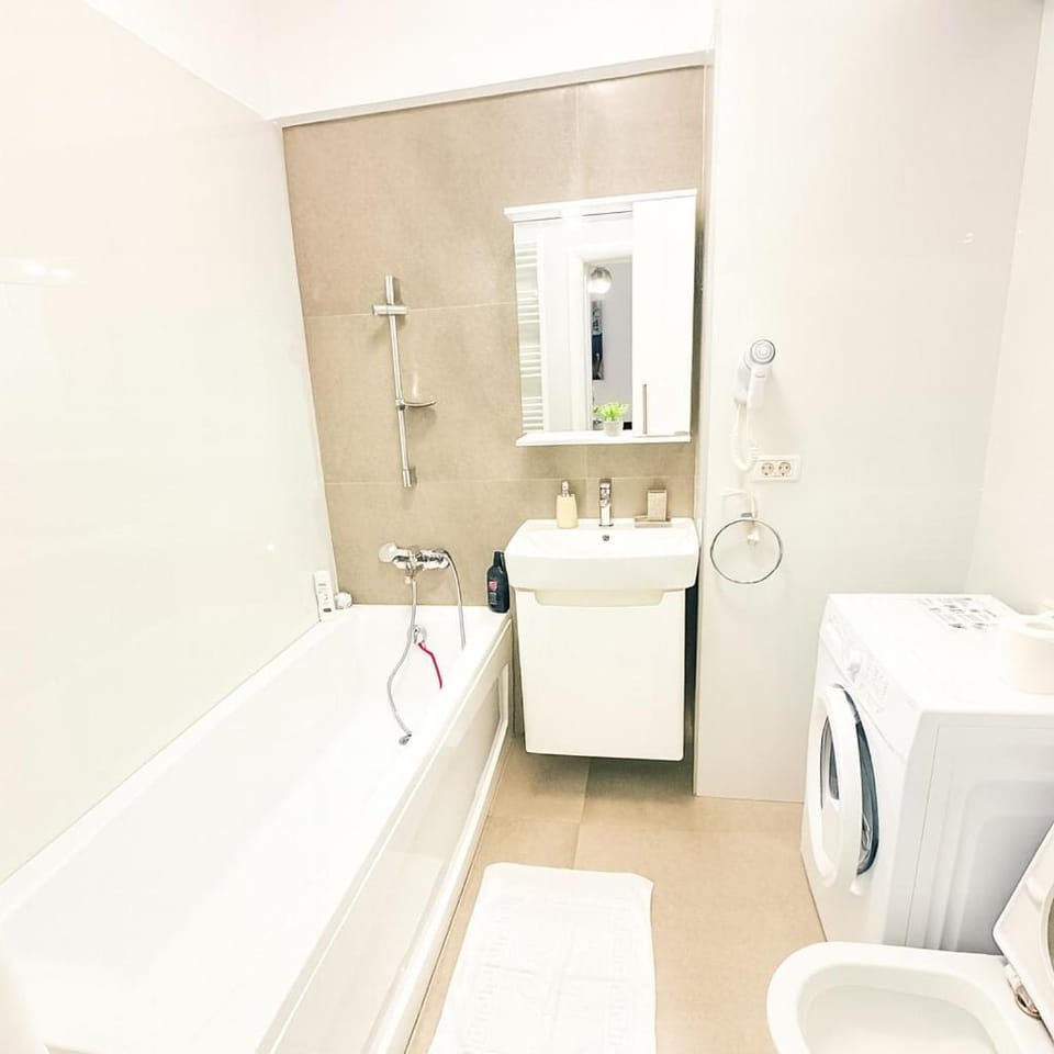 Studio close to the Cathedral of the Nation's Salvation - 727 Apartment in Bucharest