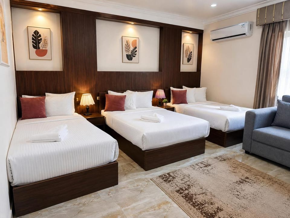 Bed, Living room, Photo of the whole room, Seating area, Bedroom, air conditioner
