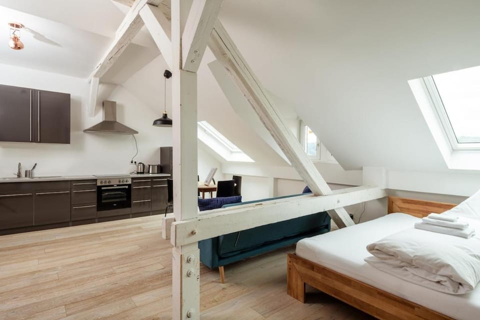Central & bright - attic apartment in Häselburg Apartment in Gera