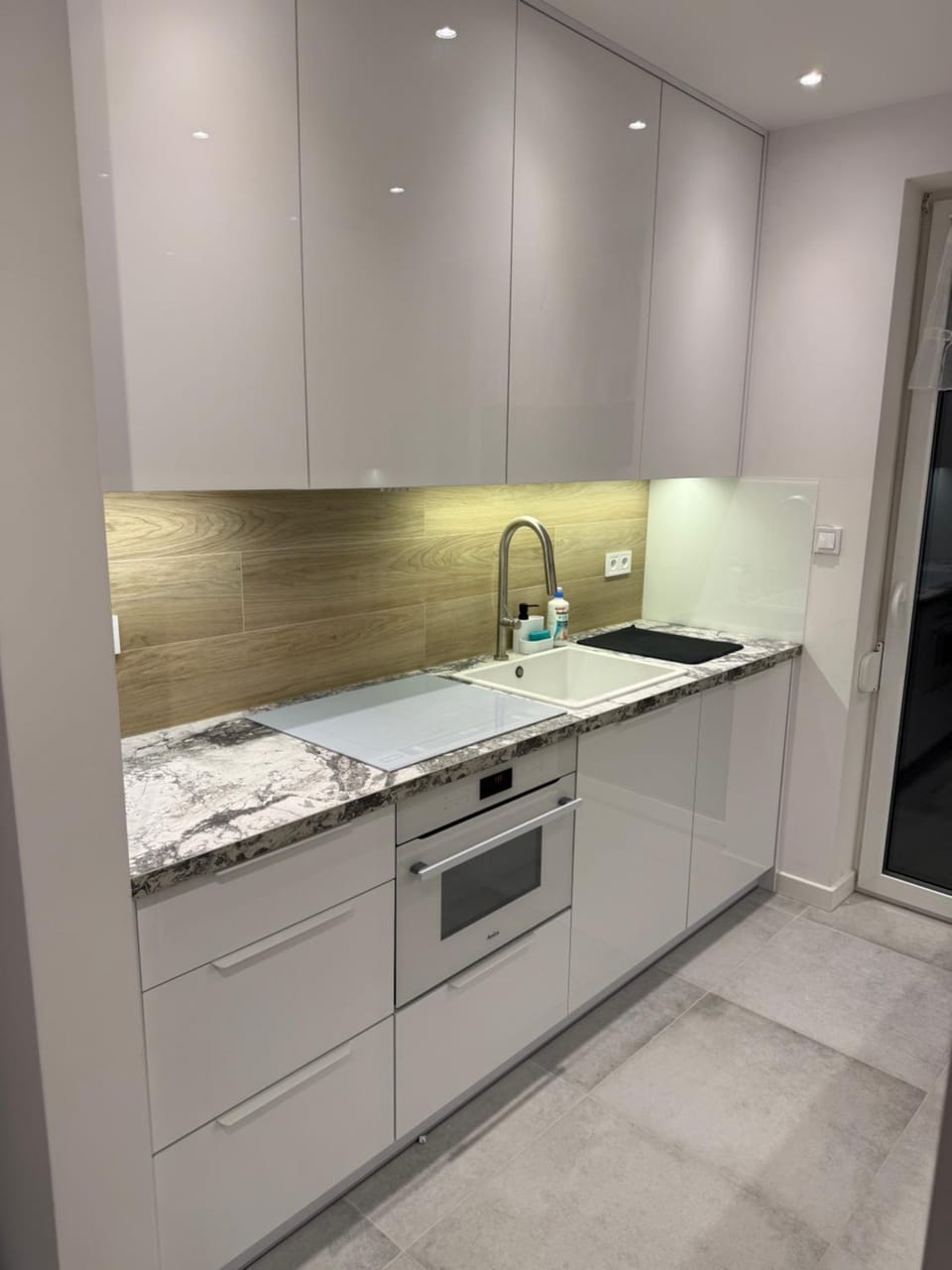 Kitchen or kitchenette, Communal kitchen, dishwasher, microwave, stove