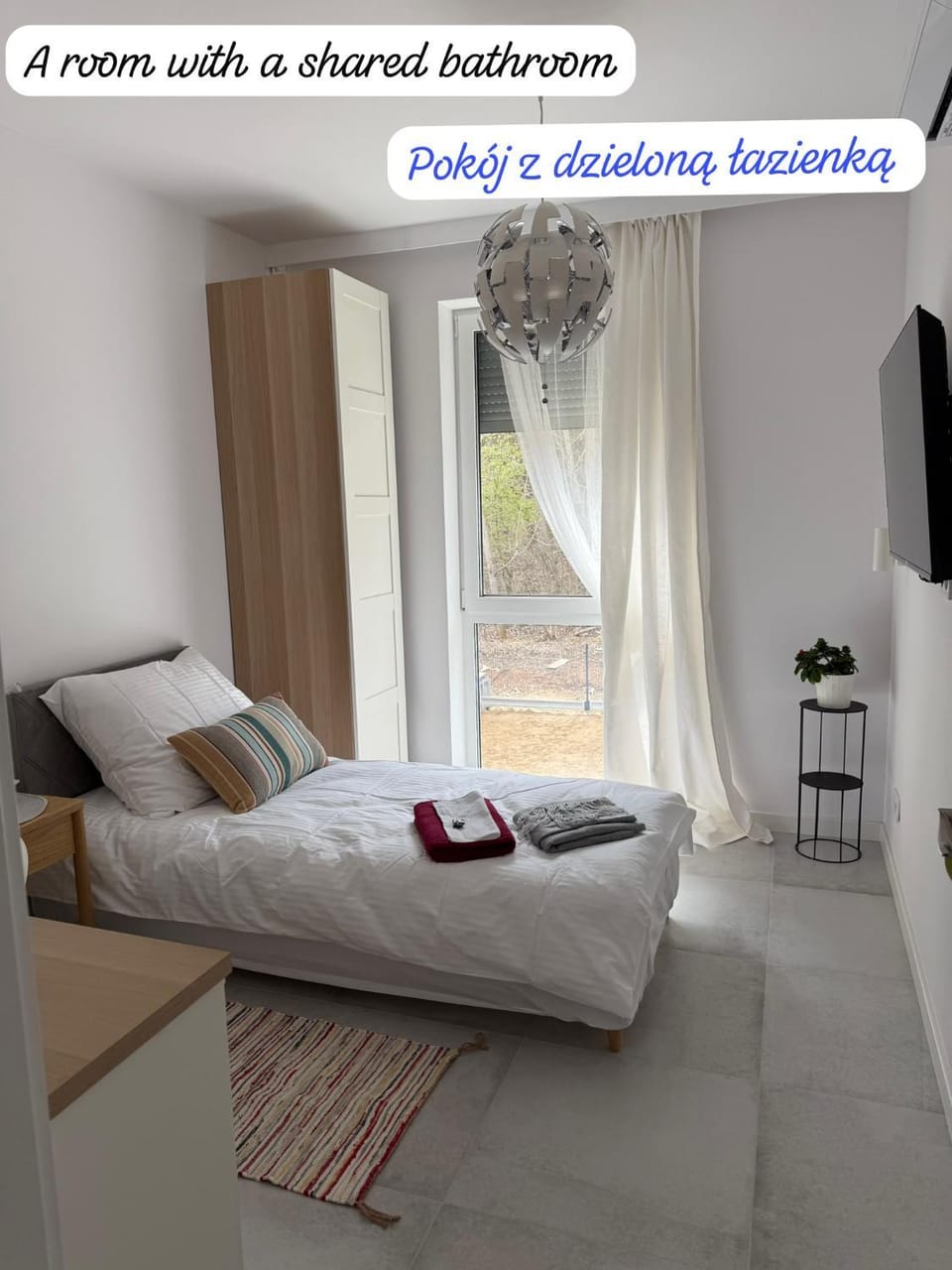 Bed, TV and multimedia, towels