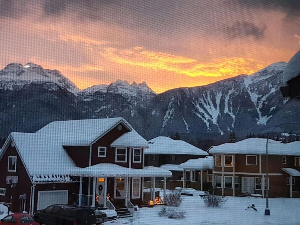 Big Bear Chalet and spa House in Revelstoke