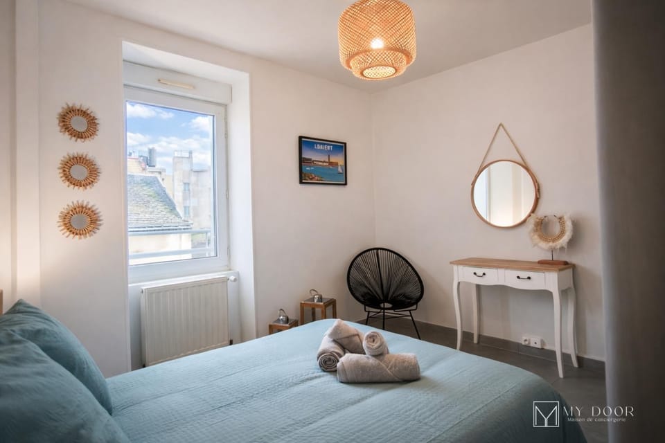 Bed, Photo of the whole room, Bedroom, towels