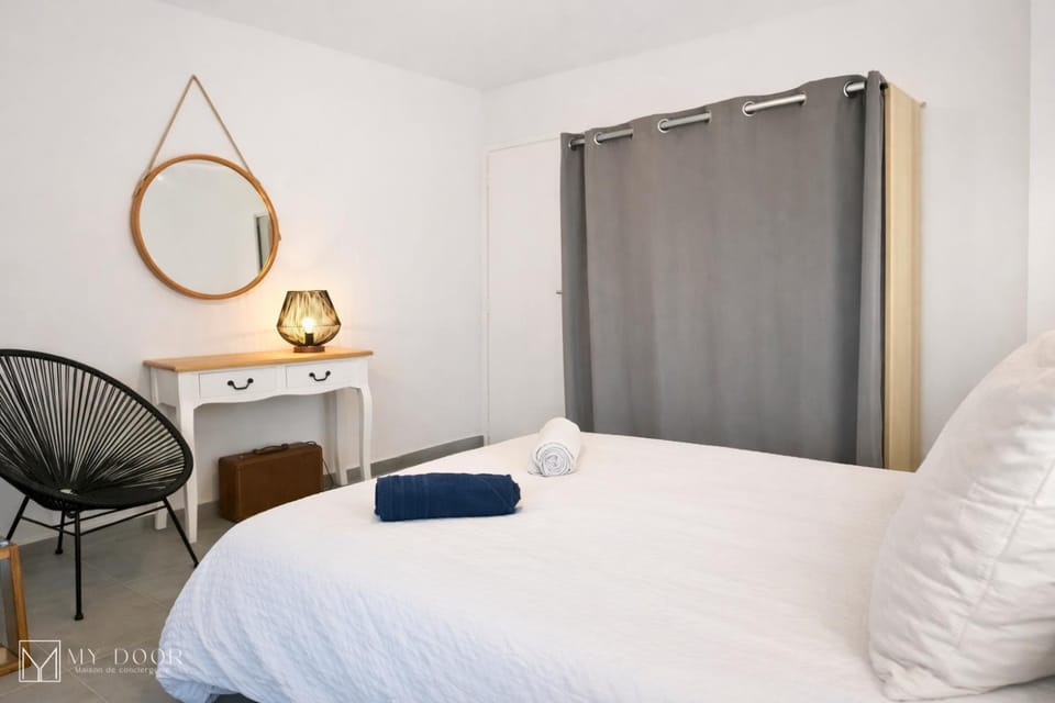 Bed, Photo of the whole room, Bedroom, towels