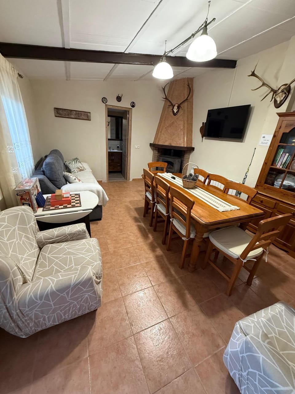 Communal lounge/ TV room, Game Room, TV and multimedia, Seating area, Dining area, fireplace