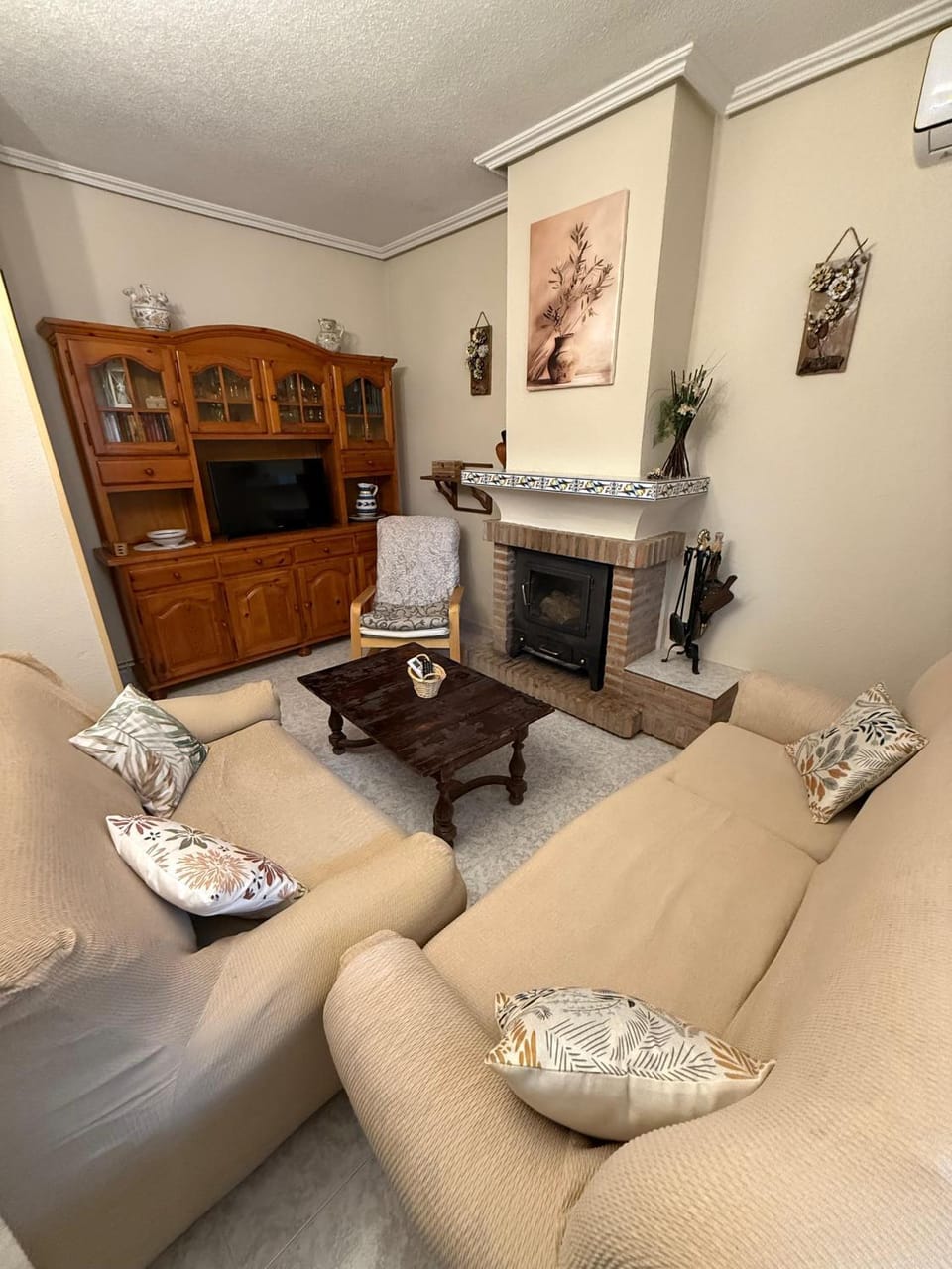 Communal lounge/ TV room, Dining area, fireplace