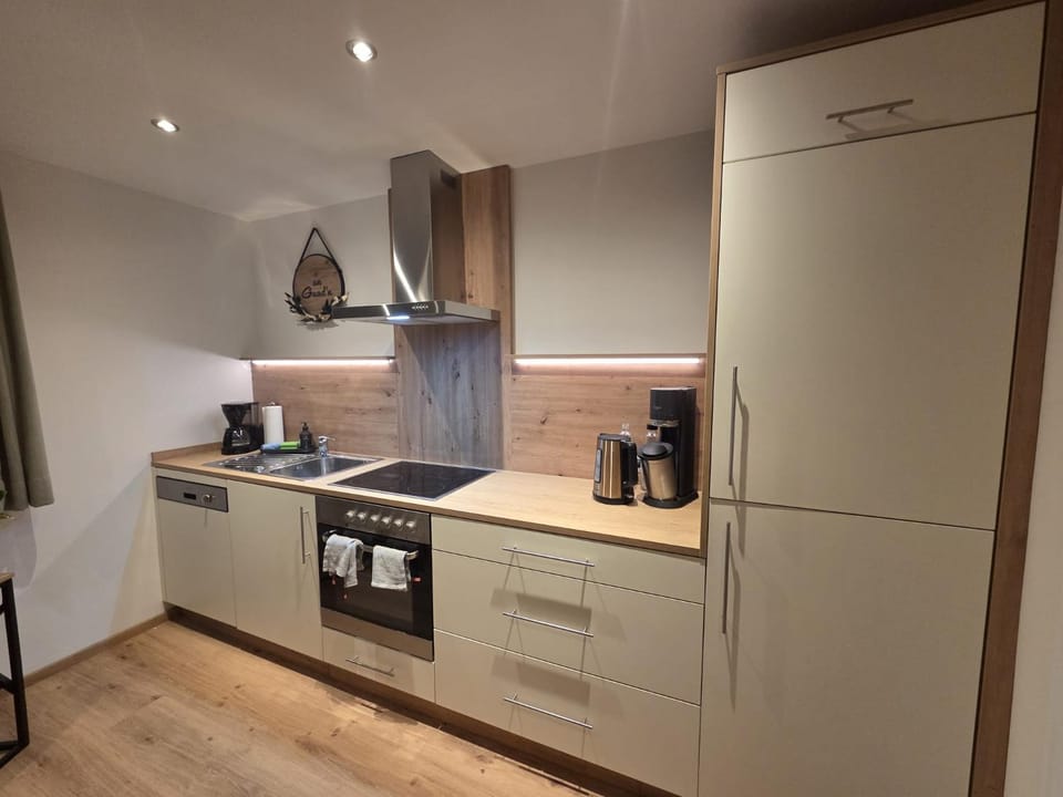 Coffee/tea facilities, Kitchen or kitchenette, dishwasher, stove, toaster