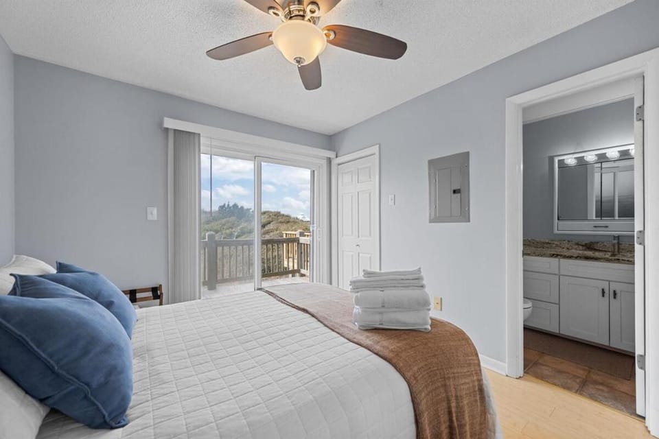 Beach, Ocean & Sound Views at Villa de Mer Apartment in North Topsail Beach