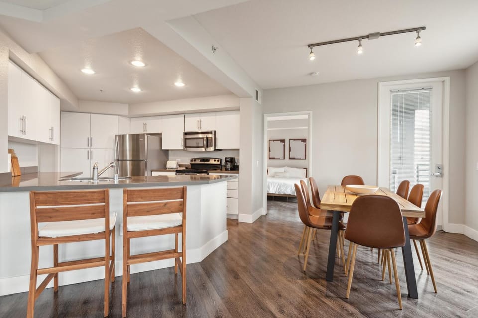 3BR 2BTH Santa Monica Apartment - Pool, Balcony, Near LAX Apartment in Santa Monica