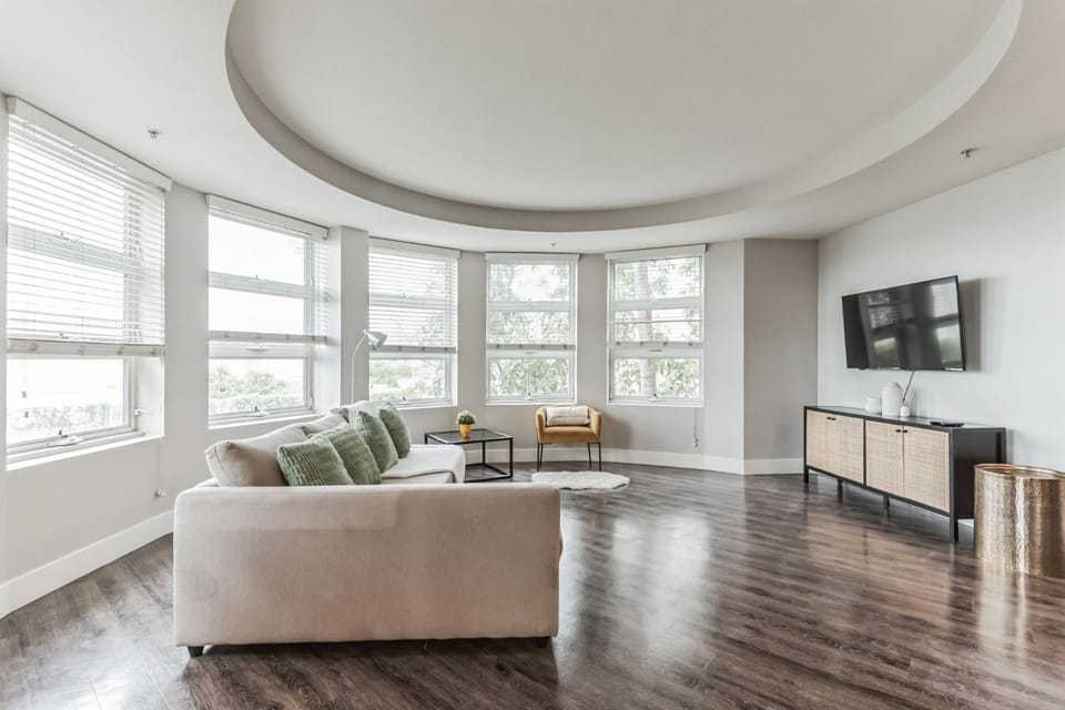 3BR 2BTH Santa Monica Apartment - Pool, Balcony, Near LAX Apartment in Santa Monica