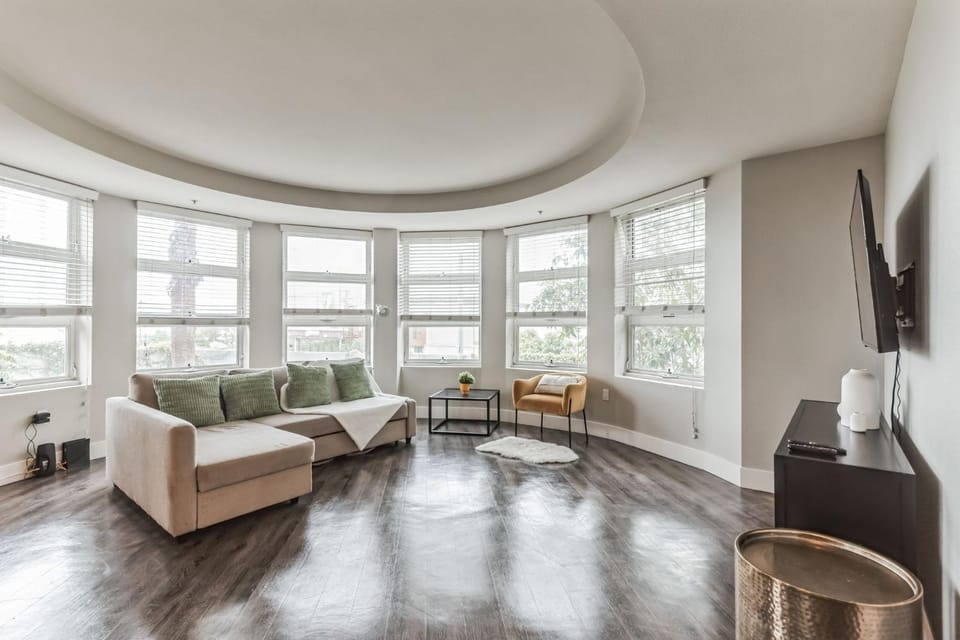 3BR 2BTH Santa Monica Apartment - Pool, Balcony, Near LAX Apartment in Santa Monica