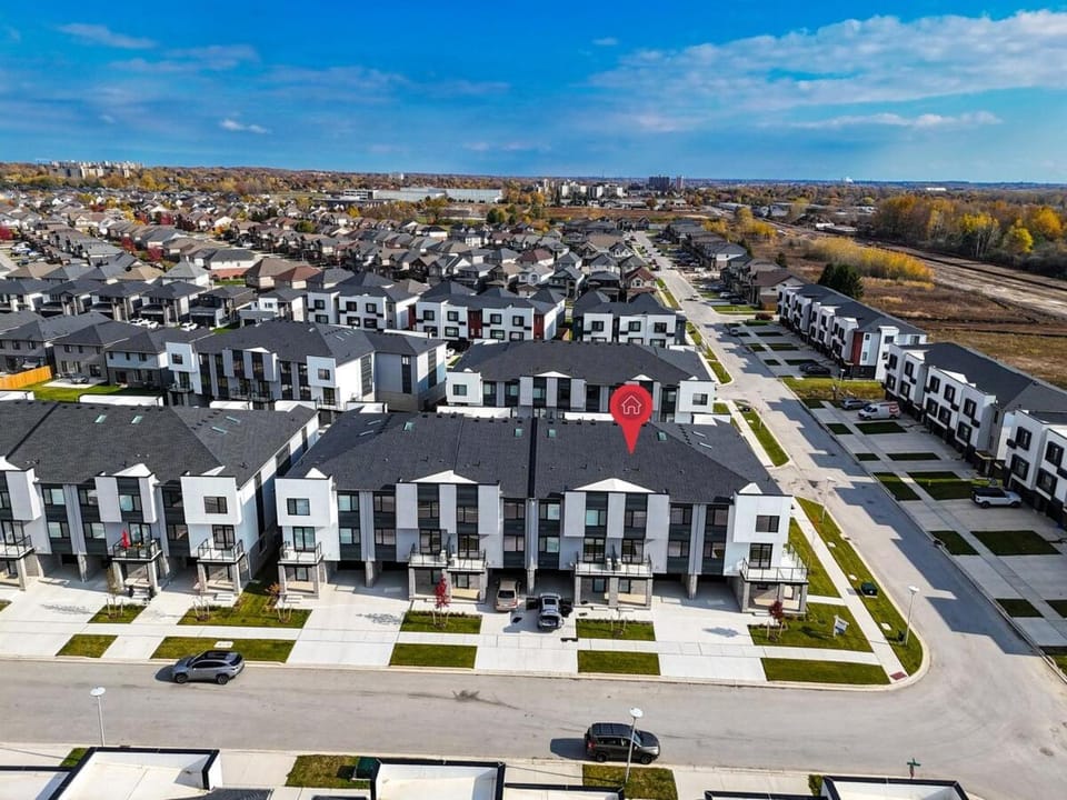 Modern 3BR House, King, 2 Queens, Parking Apartment in London