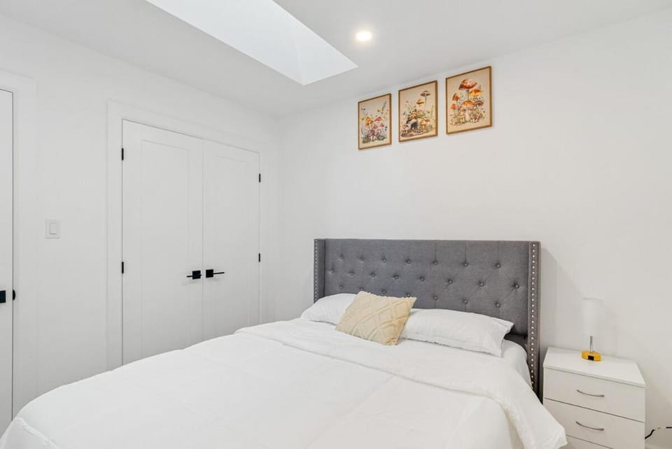 Modern 3BR House, King, 2 Queens, Parking Apartment in London