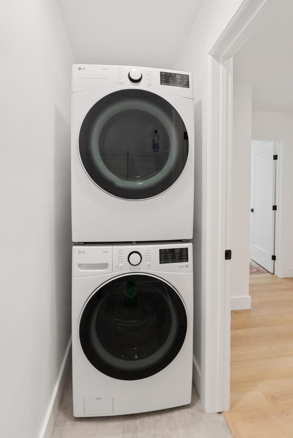 Modern 3BR House, King, 2 Queens, Parking Apartment in London