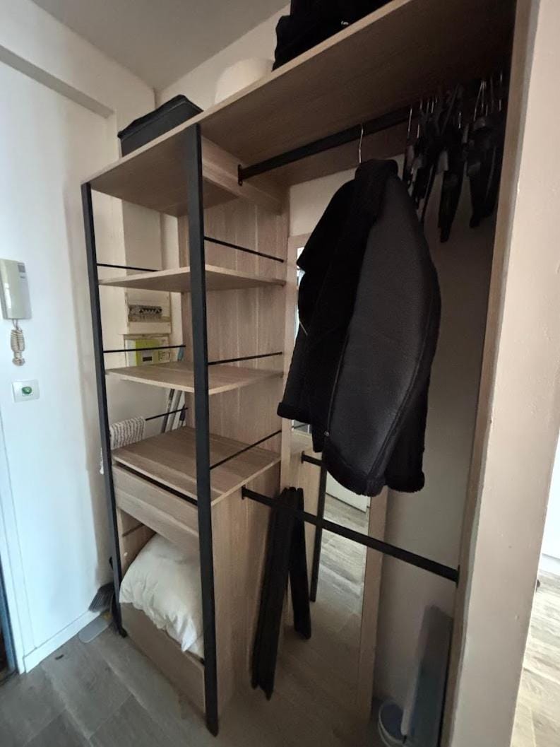 Photo of the whole room, Bedroom, wardrobe