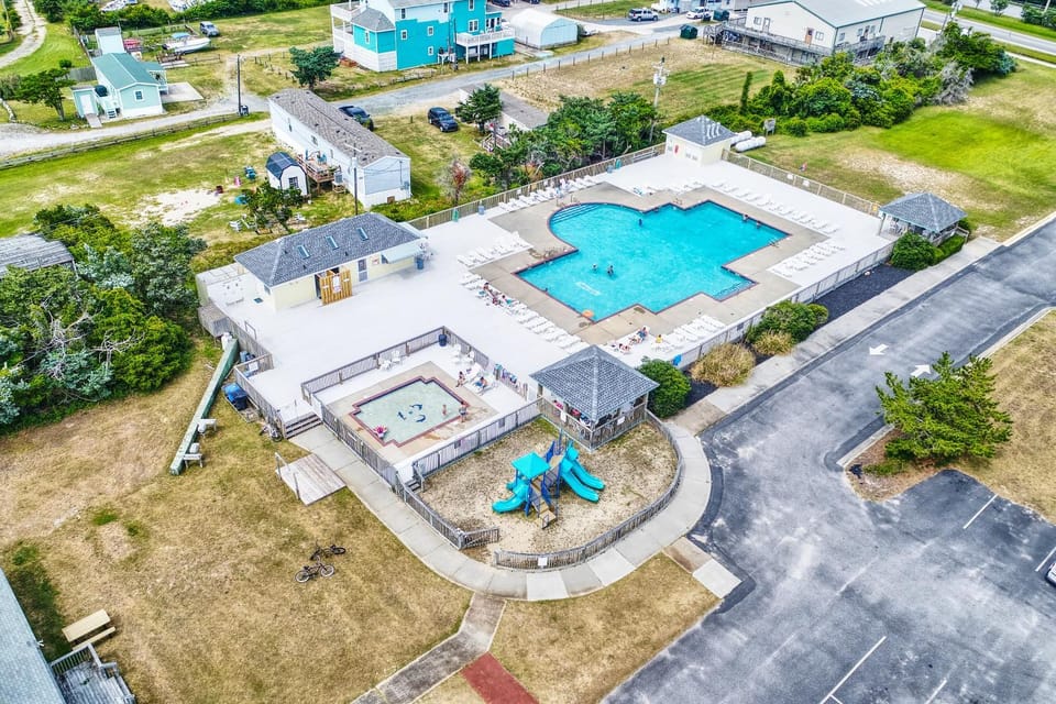 AVCW01 Reel Paradise House in Avon