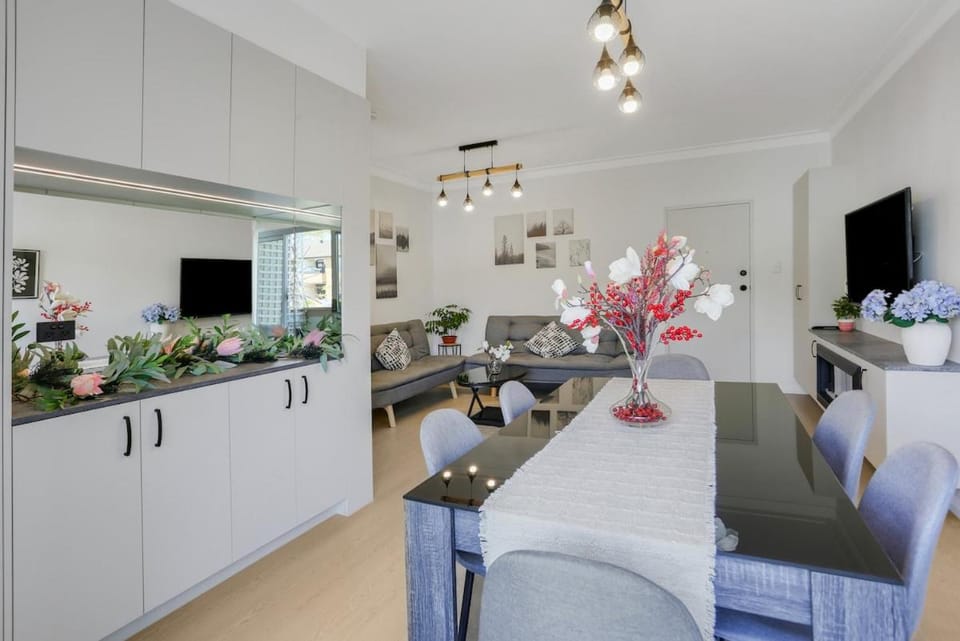 TV and multimedia, Living room, Seating area, Dining area