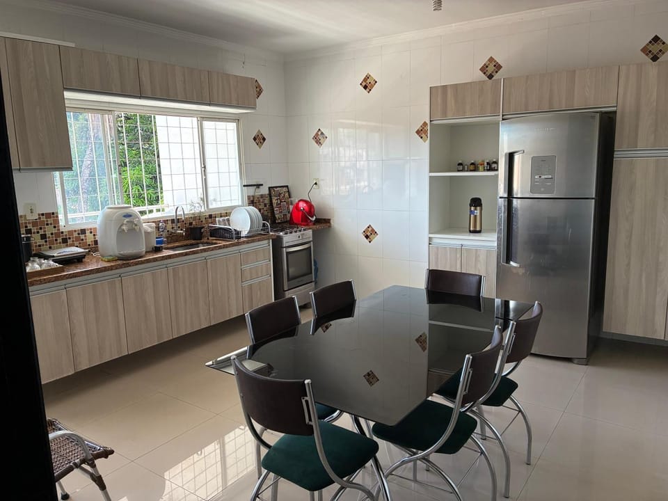 Quarto com TV 50 polegadas, frigobar, ar-condicionado e Wi Fi, sala e cozinha compartilhado Vacation rental in State of Mato Grosso, Brazil