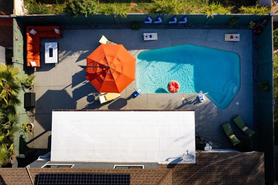 Property building, Day, Pool view, Swimming pool, Swimming pool, sunbed