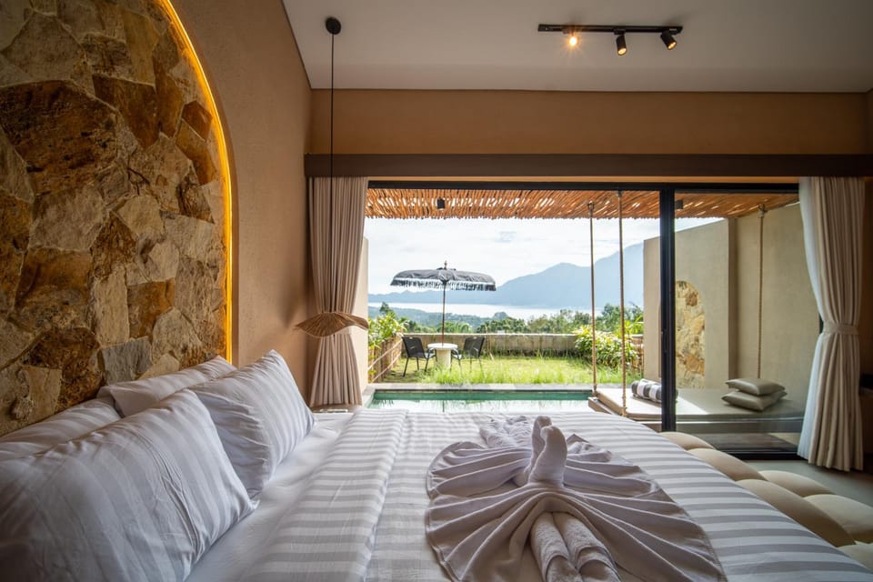 Bedroom, Mountain view