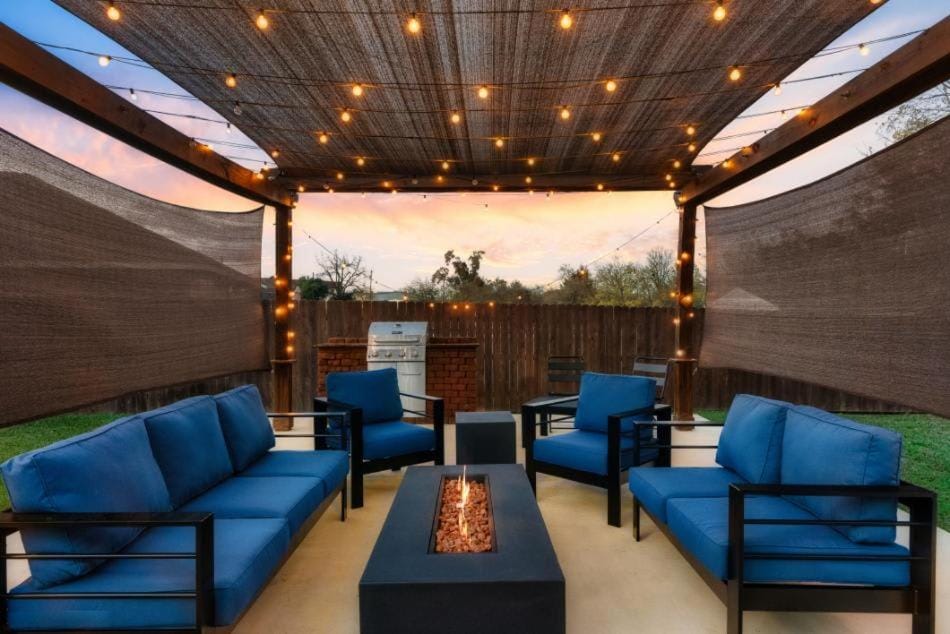 Luxury 7BR Pool Hot Tub & 4 Car Parking House in Pflugerville
