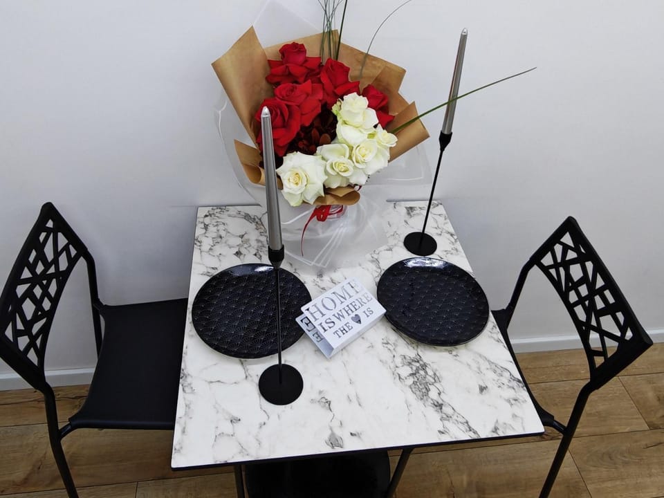 Food and drinks, Seating area, Dining area, Food
