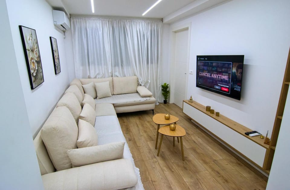 Communal lounge/ TV room, TV and multimedia, Living room