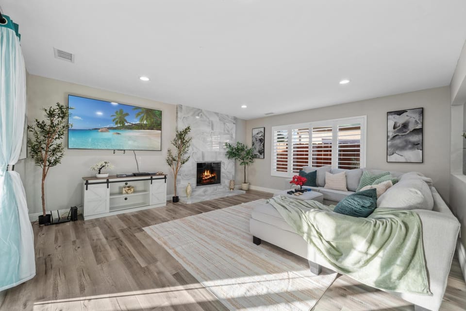 Entire Private Home with 3 Bedrooms 2 Bathrooms, Gated Yard, Garage, 4-Beds, Golf, Mira Mesa, Available Now House in Mira Mesa