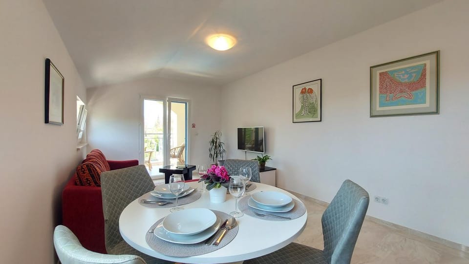 TV and multimedia, Living room, Dining area
