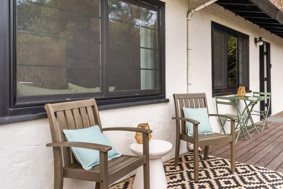 Luxury Flat | Walk to Town | King | AC | Parking Apartment in Mill Valley