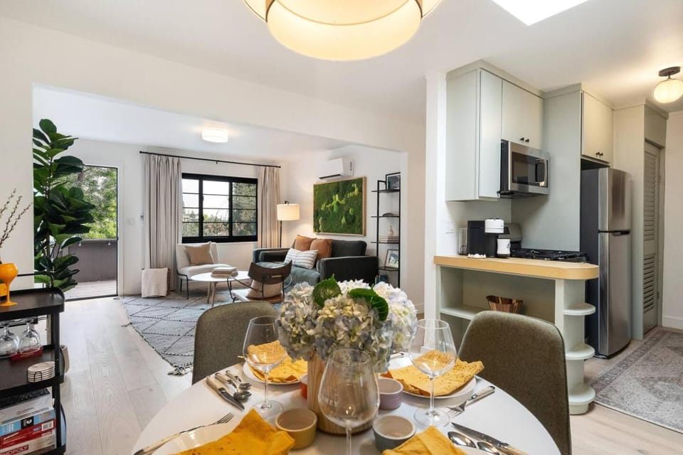 Luxury Flat | Walk to Town | King | AC | Parking Apartment in Mill Valley