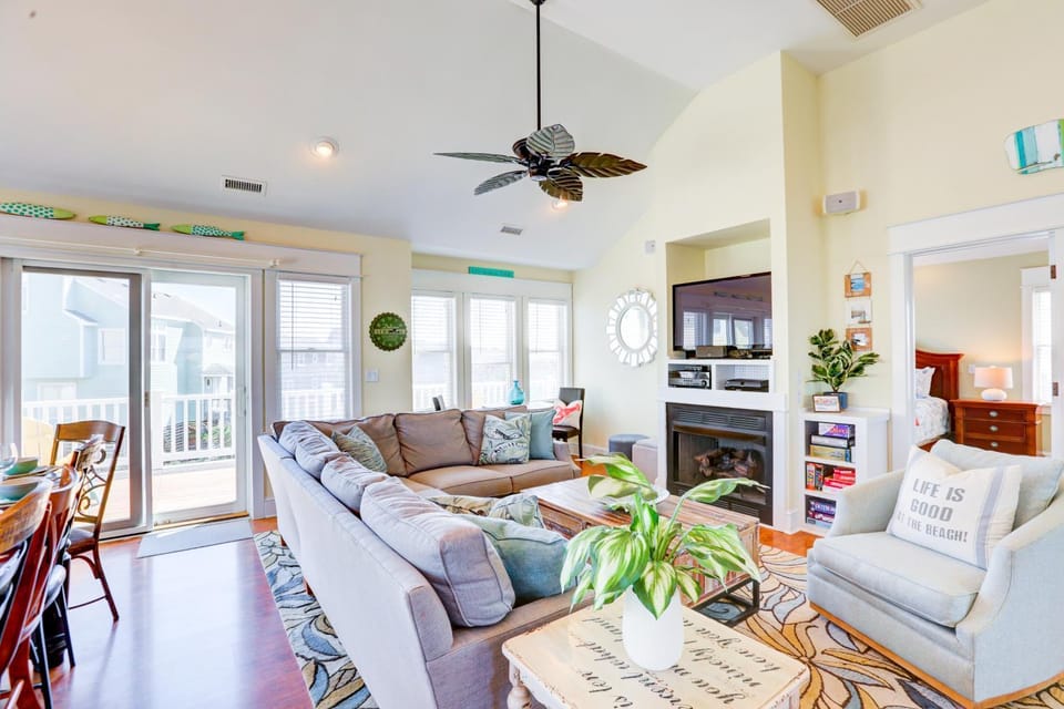 AVLE969 Dog-friendly beach home with private pool, hot tub, AC, pool table & game room House in Avon