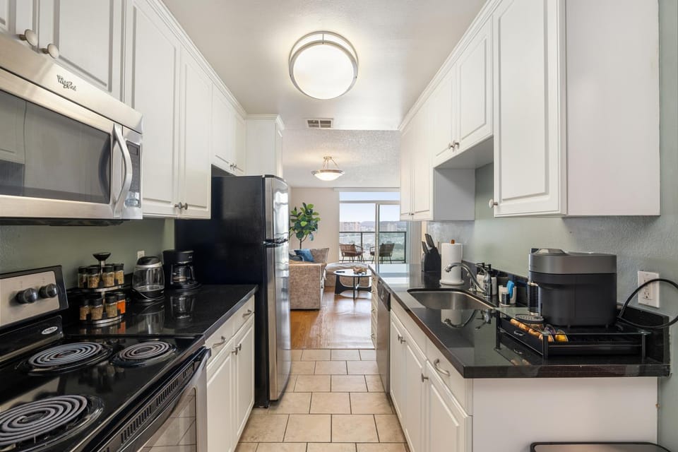 Coffee/tea facilities, dishwasher, stove, toaster, kitchen