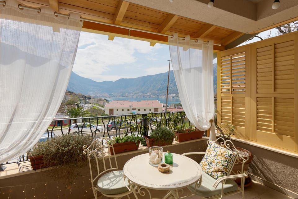 Balcony/Terrace, Dining area, City view, Garden view, Sea view, Street view