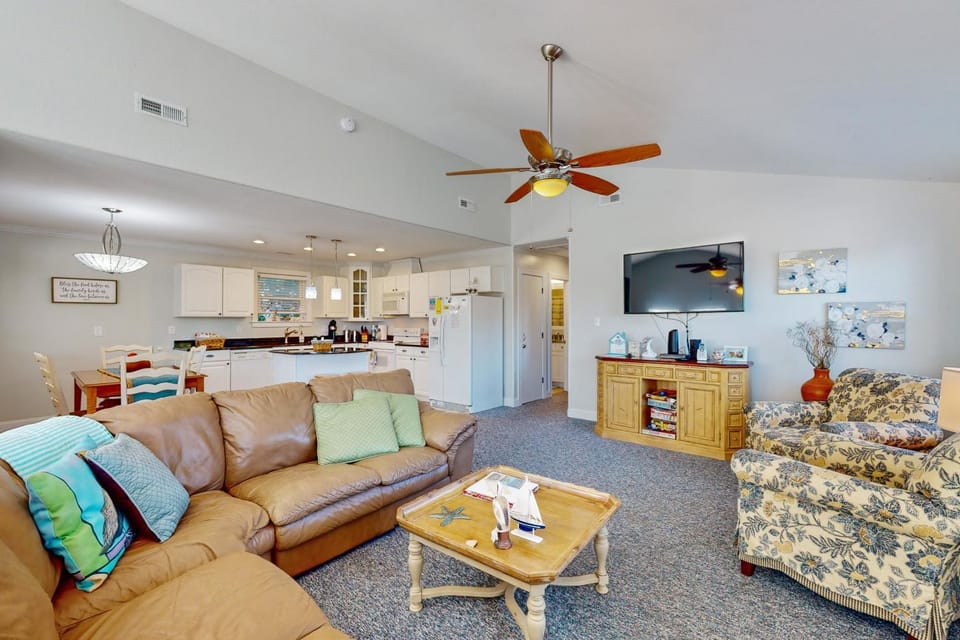 FO10 Island home with a shared pool, open layout, balcony, & AC - dog-friendly House in Frisco