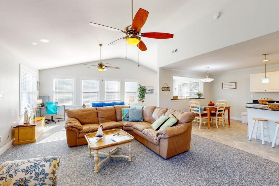 FO10 Island home with a shared pool, open layout, balcony, & AC - dog-friendly House in Frisco