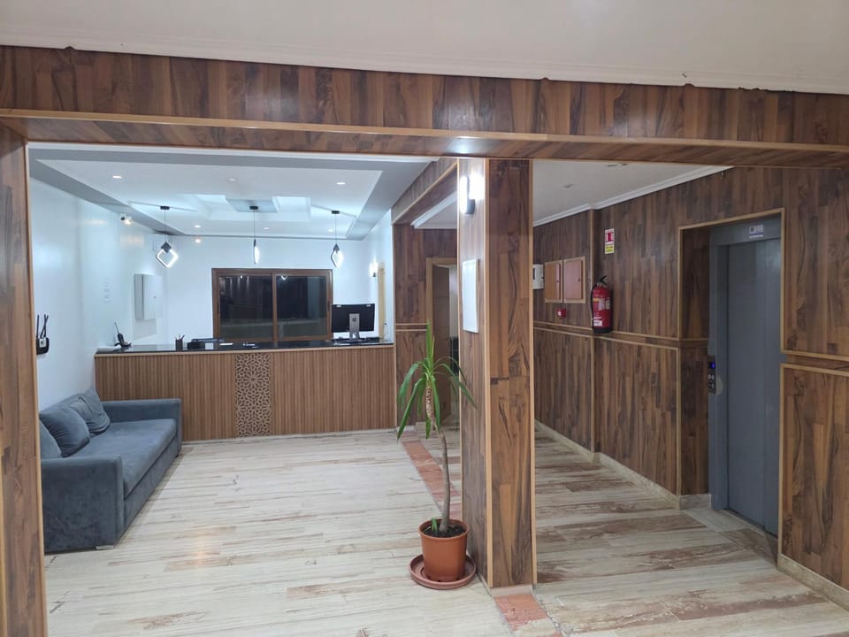 Lobby or reception, elevator