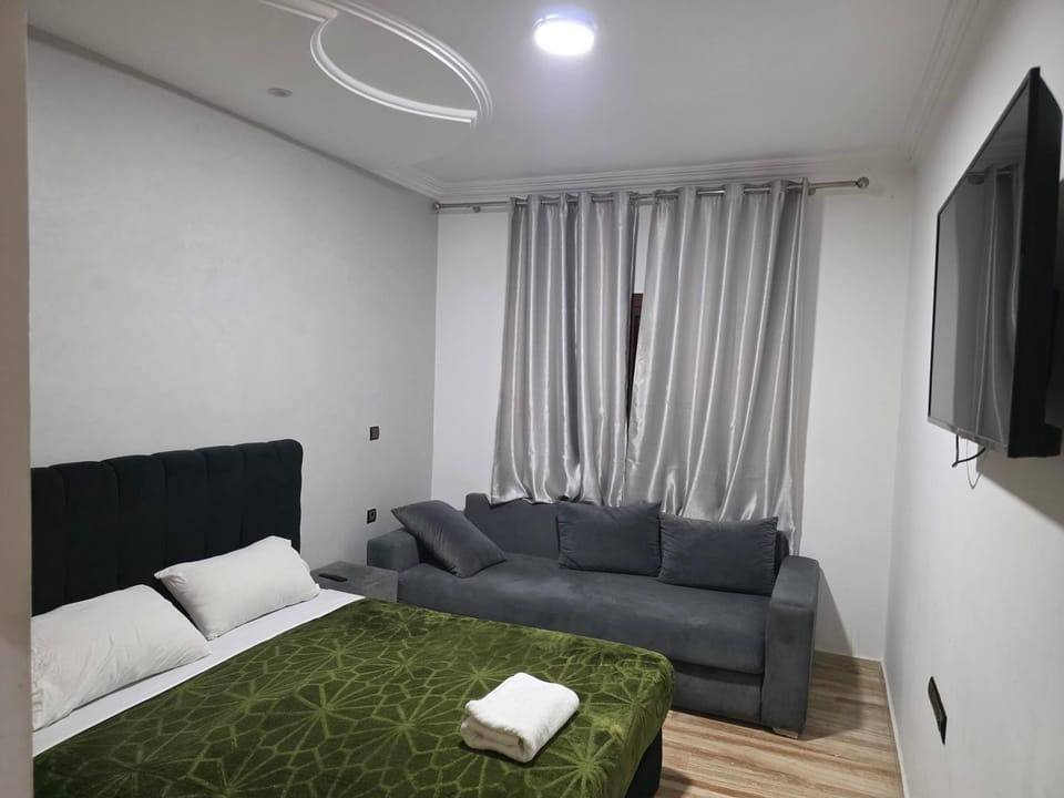 Bed, TV and multimedia, Bedroom, towels